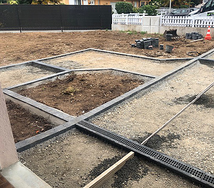 mise en place d'un béton désactivé, bordé de chaînettes pavées