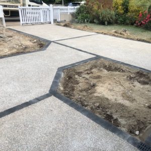 Réalisation d’un béton désactivé avec pose de chainettes pavées