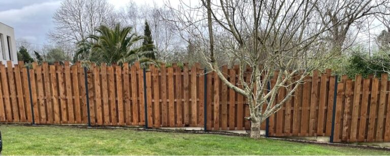 Cloture Bois Sapin traite class3 aspect brut lames de differentes hauteur et poteaux en aluminium 3 - Quimper Concarneau