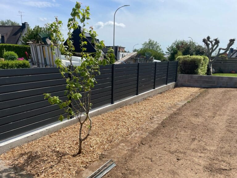 Cloture aluminium cloture grillagee avec occultant bois 4 - Quimper Concarneau