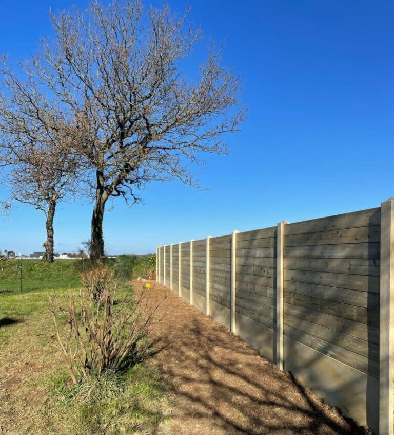 Cloture en Lames de Bois Pin traite class4 poteaux beton et plaques de soubassement 1 - Quimper Concarneau