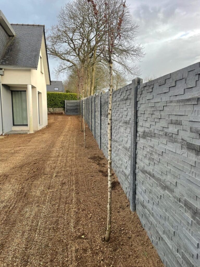 Palissade Beton a motifs plantations et refection de la pelouse 1 - Quimper Concarneau